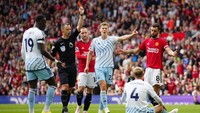 Nottingham Forest menyudahi permainan dengan 10 pemain usai Joe Worral dikartu merah langsung oleh wasit.  