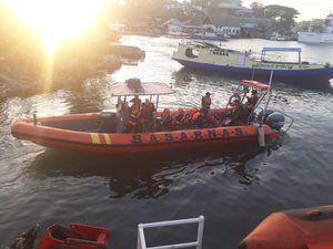 Kapal Tenggelam di Perairan Labengki Sultra, 2 Penumpang Selamat-1 Hilang Kapal Tenggelam di Perairan Labengki Sultra, 2 Penumpang Selamat-1 Hilang