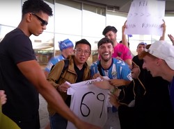 Baru Tiba di Bandara, Turis Disambut Suporter Bola Bak Mega Bintang