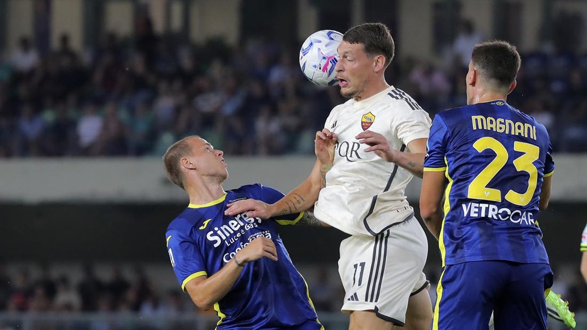 AS Roma kalah 1-2 dari Hellas Verona. (Foto: AP/Paola Garbuio)