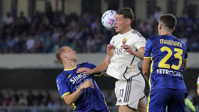 From left, Veronas Ondrej Duda, Romas Andrea Belotti and Veronas Giangiacomo Magnani fight for the ball during the Serie A soccer match between Hellas Verona and AS Roma at the Marcantonio Bentegodi Stadium, in Verona, Italy, Saturday, Aug. 26, 2023. (Paola Garbuio/LaPresse via AP)
