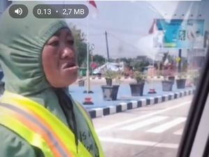 Aksi Meresahkan Pengemis Gedor Pintu Mobil Paksa Minta Uang di Exit Tol Madiun Aksi Meresahkan Pengemis Gedor Pintu Mobil Paksa Minta Uang di Exit Tol Madiun