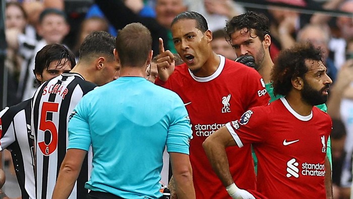 Soccer Football - Premier League - Newcastle United v Liverpool - St James Park, Newcastle, Britain - August 27, 2023 Liverpools Virgil van Dijk reacts after he is shown a red card by referee John Brooks Action Images via Reuters/Lee Smith EDITORIAL USE ONLY. No use with unauthorized audio, video, data, fixture lists, club/league logos or live services. Online in-match use limited to 75 images, no video emulation. No use in betting, games or single club /league/player publications.  Please contact your account representative for further details.