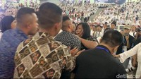 Paspampres Larang Jurnalis Rekam Wanita Rusuh Saat Jokowi Datang di Medan