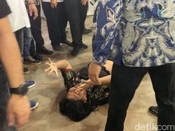 Kronologi Wanita Diduga ODGJ Teriak saat Jokowi Datang ke Acara Bobby