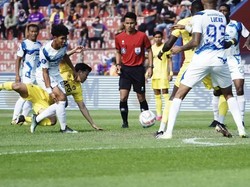 3 Keputusan Kontroversi Wasit Ryan Nanda Saputra yang Diprotes Persik Kediri