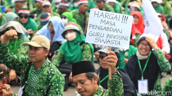 Aksi Guru Inpassing Demo di DPR Minta Diangkat Jadi PPPK Aksi Guru Inpassing Demo di DPR Minta Diangkat Jadi PPPK