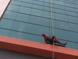 Ketika Spider-Man Tumpaskan Debu Kaca Gedung Tinggi di Malang