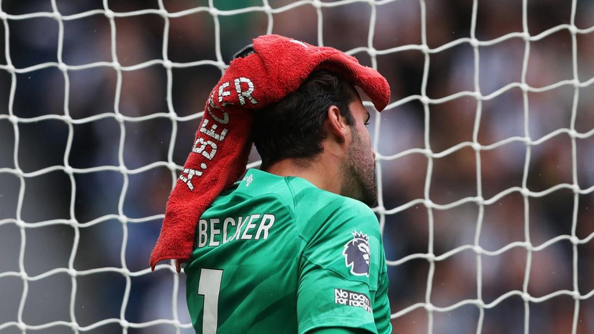 Alisson Becker jadi tembok tebal untuk Liverpool (REUTERS/SCOTT HEPPELL)