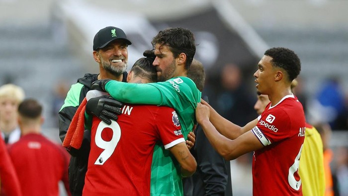 Soccer Football - Premier League - Newcastle United v Liverpool - St James Park, Newcastle, Britain - August 27, 2023 Liverpool manager Juergen Klopp, Darwin Nunez and Alisson celebrate after the match Action Images via Reuters/Lee Smith EDITORIAL USE ONLY. No use with unauthorized audio, video, data, fixture lists, club/league logos or live services. Online in-match use limited to 75 images, no video emulation. No use in betting, games or single club /league/player publications.  Please contact your account representative for further details.