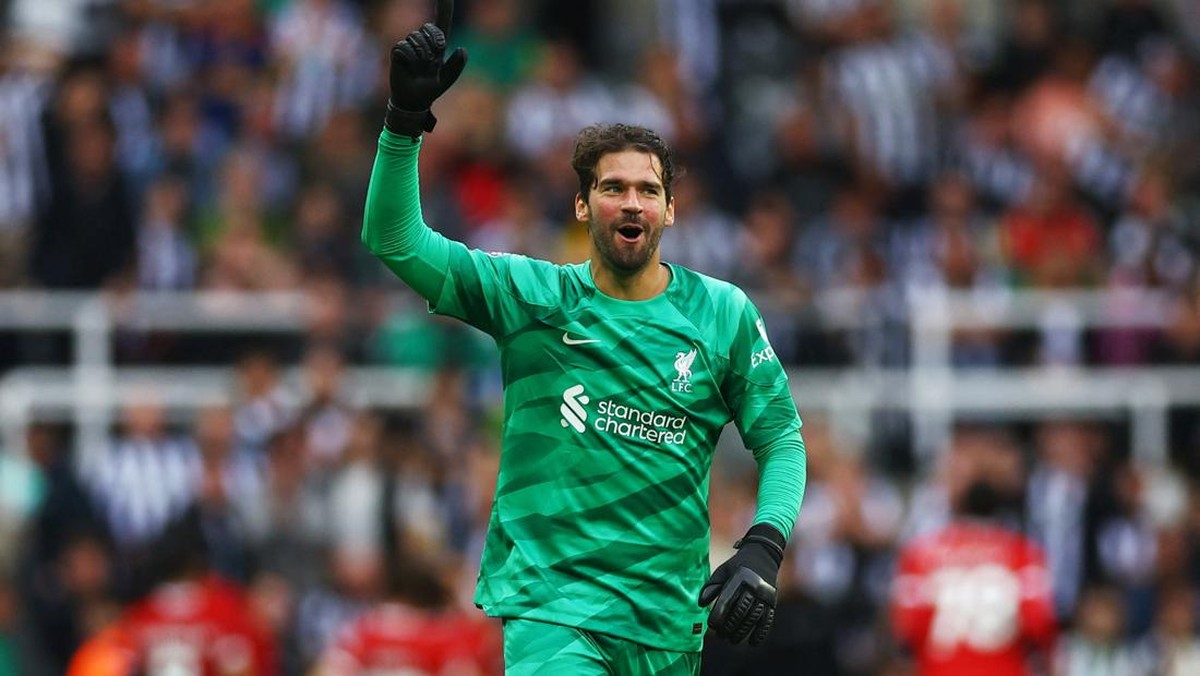 Kiper Liverpool Alisson Becker mengaku menolak tawaran besar dari Arab Saudi (Foto: Action Images via Reuters/LEE SMITH)