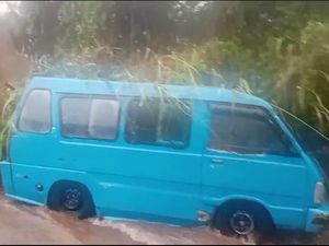 Turap Hotel Longsor Timpa Tiga Mobil di Tamansari Bogor