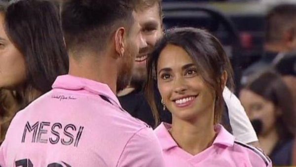 Foto Istri Messi Saat Dukung Suami di Inter Miami, Hampir Salah Cium Orang