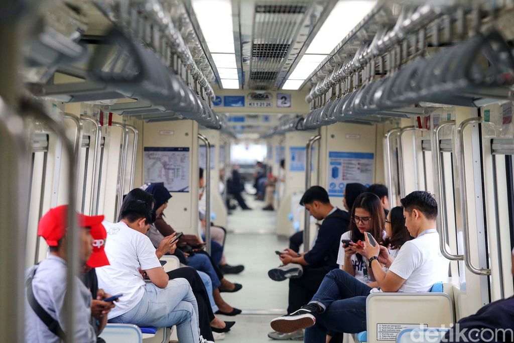 LRT Jabodebek resmi beroperasi, Senin (28/8/2023). Kemenhub menyatakan selama sebulan pertama operasional, LRT Jabodebek menerapkan tarif promo. Tarifnya pun murah, cuma sebesar Rp 5.000 per orang untuk perjalanan jauh maupun dekat.