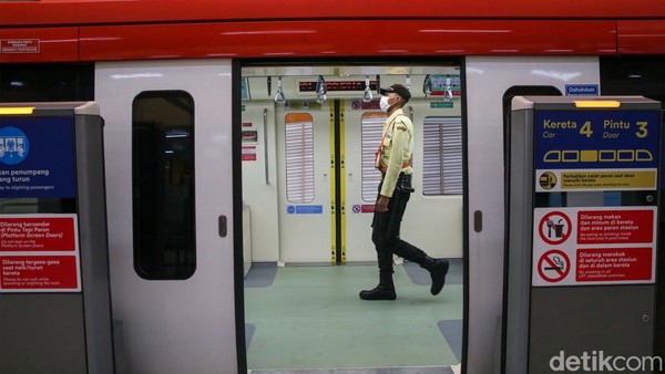 LRT Jabodebek resmi beroperasi, Senin (28/8/2023). Kemenhub menyatakan selama sebulan pertama operasional, LRT Jabodebek menerapkan tarif promo. Tarifnya pun murah, cuma sebesar Rp 5.000 per orang untuk perjalanan jauh maupun dekat.