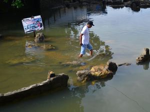 Batu Malin Kundang di Padang Terendam Banjir Batu Malin Kundang di Padang Terendam Banjir