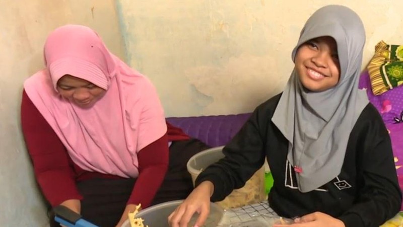 Mari Bantu Cyntia, Remaja Cerebral Palsy yang Sehari-hari Jual Peyek