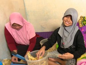Mari Bantu Cyntia, Remaja Cerebral Palsy yang Sehari-hari Jual Peyek