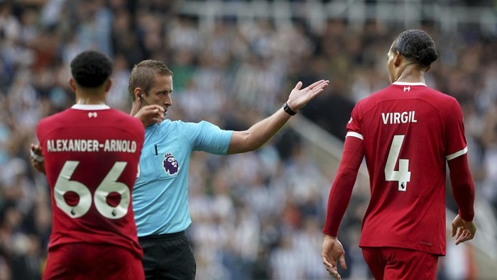 Liverpools Virgil van Dijk is shown a red card during the English Premier League soccer match between Newcastle United and Liverpool at St. James Park, in Newcastle upon Tyne, England, Sunday Aug. 27, 2023. (Owen Humphreys/PA via AP)