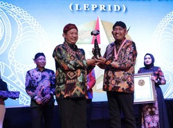 Cak Fauzi Raih Penghargaan Tokoh Penggerak Kendaraan Listrik di Madura