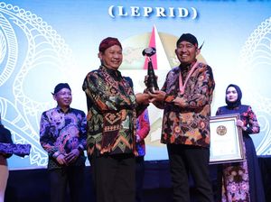 Cak Fauzi Raih Penghargaan Tokoh Penggerak Kendaraan Listrik di Madura Cak Fauzi Raih Penghargaan Tokoh Penggerak Kendaraan Listrik di Madura