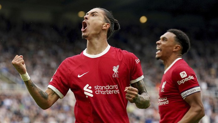 10 pemain Liverpool menang comeback di markas Newcastle United. Dua gol Darwin Nunez memastikan kemenangan Merseyside Merah 2-1. Newcastle vs Liverpool tersaji di St James Park, Minggu (27/8/2023) malam WIB.