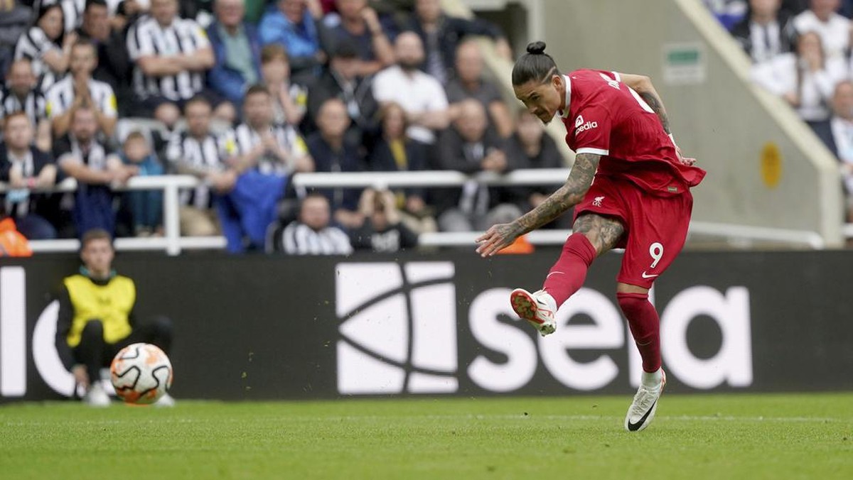 Darwin Nunez jadi pahlawan Liverpool di markas Newcastle United. (Foto: AP/Owen Humphreys)