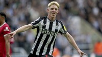 Tim tuan rumah memimpin lebih dulu lewat gol Anthony Gordon.  