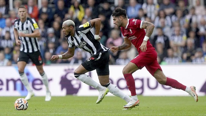 10 pemain Liverpool menang comeback di markas Newcastle United. Dua gol Darwin Nunez memastikan kemenangan Merseyside Merah 2-1. Newcastle vs Liverpool tersaji di St James Park, Minggu (27/8/2023) malam WIB.
