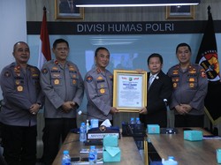 Divhumas Polri Raih Presisi Award atas Strategi Komunikasi Publik dari Lemkapi