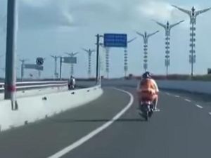 Viral 2 Bule Naik Motor Masuk Jalur Mobil di Tol Bali Mandara Viral 2 Bule Naik Motor Masuk Jalur Mobil di Tol Bali Mandara