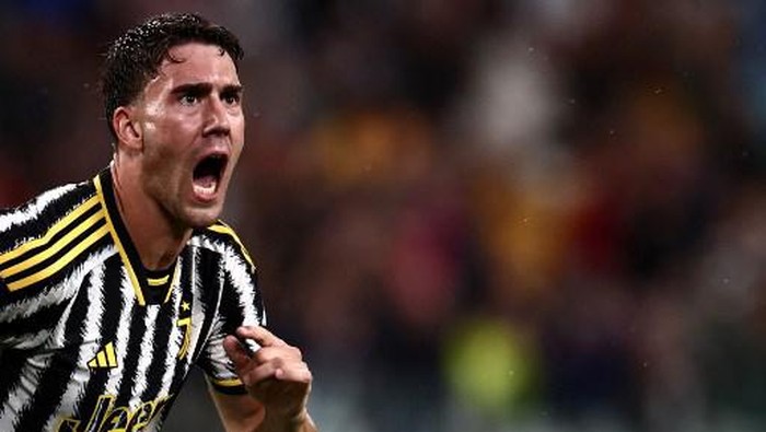 Juventus Serbian forward Dusan Vlahovic celebrates after scoring during the Italian Serie A football match Juventus vs Bologna on August 27, 2023 at the Allianz Stadium in Turin. (Photo by MARCO BERTORELLO / AFP)