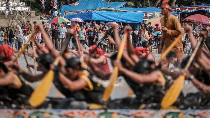 Festival Pacu Jalur Tradisional 2023 Festival Pacu Jalur Tradisional 2023 yang digelar di Tepian Narosa, Taluk Kuantan, Kabupaten Kuantan Singingi (Kuansing), Riau, mencuri banyak perhatian warganet, salah satunya agresi penari cilik yang menari di atas jalur atau bahtera di tengah perlombaan, Kuantan Singingi, (25/8/2023).