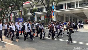 Foto Ramainya Anak SMA di Indonesia Arena, Tak Sabar Nonton Basket!