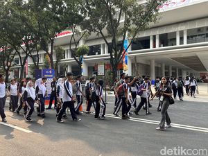 Foto Ramainya Anak SMA di Indonesia Arena, Tak Sabar Nonton Basket!