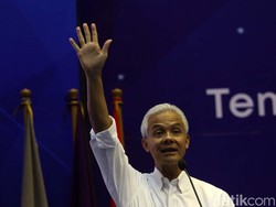 Ganjar Umroh 10 September, PDIP: Habis Lengser Kontemplasi Dulu