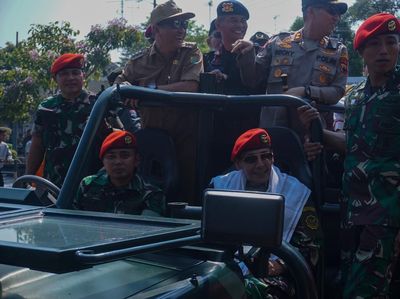 Habib Luthfi Ikuti Kirab Merah Putih Sambut Muktamar Sufi Internasional