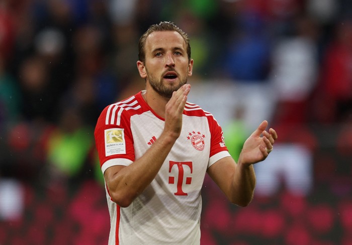 Soccer Football - Germany - Bundesliga - Bayern Munich v FC Augsburg - Allianz Arena, Munich, Germany - August 27, 2023 Bayern Munichs Harry Kane applauds fans after the match REUTERS/Leonhard Simon DFL REGULATIONS PROHIBIT ANY USE OF PHOTOGRAPHS AS IMAGE SEQUENCES AND/OR QUASI-VIDEO.