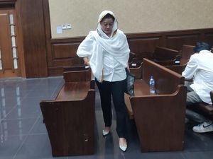Hasnaeni Wanita Emas Ngeluh Digigit Tikus Saat Tidur, Hakim Tertawa Hasnaeni Wanita Emas Ngeluh Digigit Tikus Saat Tidur, Hakim Tertawa