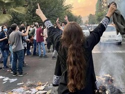 Iran Tuntut Penyanyi Mehdi Yarrahi yang Desak Pelepasan Jilbab