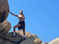 Irina Shayk Pamer Foto Topless Saat Liburan Bareng Mantan, Bradley Cooper