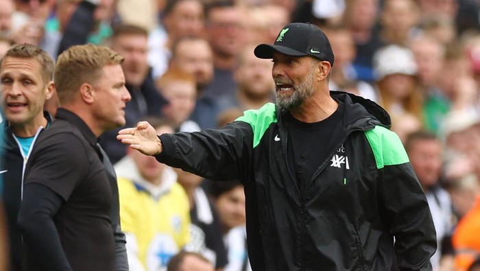Soccer Football - Premier League - Newcastle United v Liverpool - St James Park, Newcastle, Britain - August 27, 2023 Newcastle United manager Eddie Howe and Liverpool manager Juergen Klopp Action Images via Reuters/Lee Smith EDITORIAL USE ONLY. No use with unauthorized audio, video, data, fixture lists, club/league logos or live services. Online in-match use limited to 75 images, no video emulation. No use in betting, games or single club /league/player publications.  Please contact your account representative for further details.