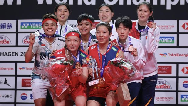 Apriyani Rahayu/Siti Fadia Silva Ramadhanti kalah dari Chen Qing Chen/Jia Yi Fan di final Kejuaraan Dunia Badminton 2023.