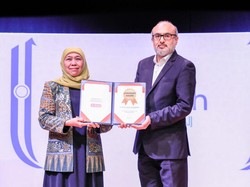 Khofifah Raih Honorary Award for Global Peace and Women Empowerment