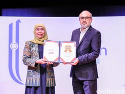 Khofifah Terima Penghargaan Internasional Bidang Pemberdayaan Perempuan