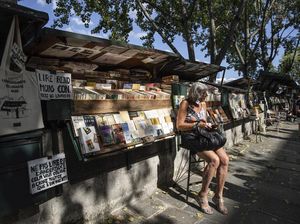 Kios Buku Warisan UNESCO di Sepanjang Sungai Seine Paris Bakal Digusur