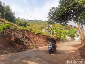 Sempat Tertutup Longsor, Akses ke Curug Cinulang Bisa Dilalui