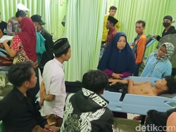 Pikap Rombongan Drumband Karnaval Agustusan Terguling di Pamekasan