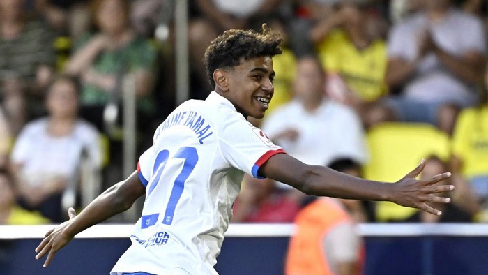 Barcelonas Spanish forward #27 Lamine Yamal celebrates after Barcelonas Polish forward #09 Robert Lewandowski (not seen) scored during the Spanish Liga football match between Villarreal CF and FC Barcelona at La Ceramica stadium in Vila-real on August 27, 2023. (Photo by JAVIER SORIANO / AFP)