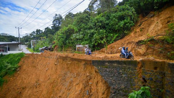 Curah Hujan Tinggi Sebabkan Longsor di Jalan Lingkar Nipah Sumbar